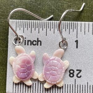 Small turtle earrings wampum quahog sterling silver light purple E3143